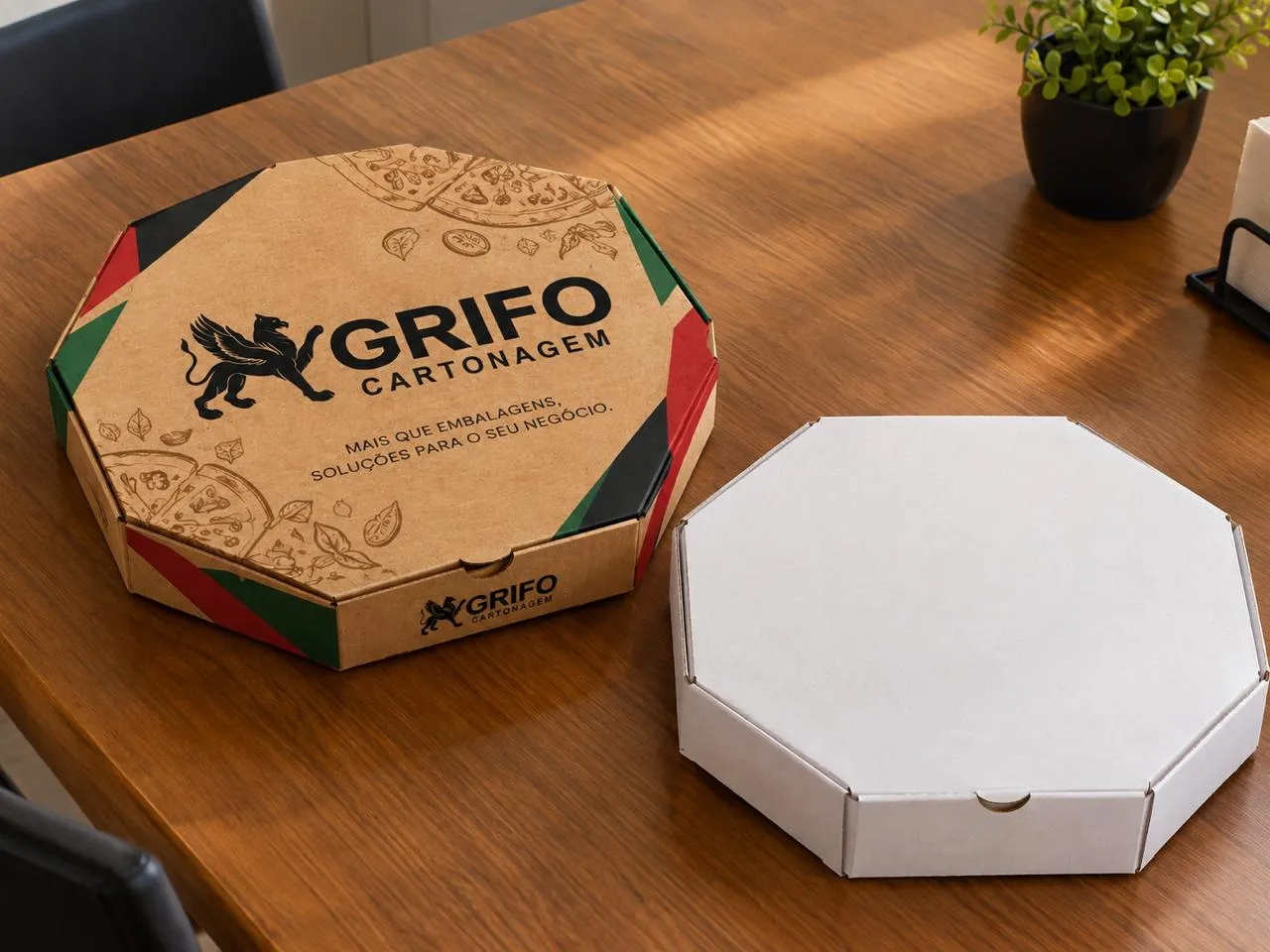 Caixa de Pizza personalizada em kraft e caixa branca sobre a mesa