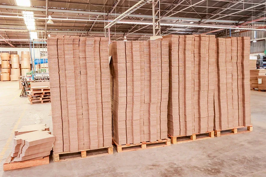 Pilhas de caixas de papelão planificadas sobre paletes